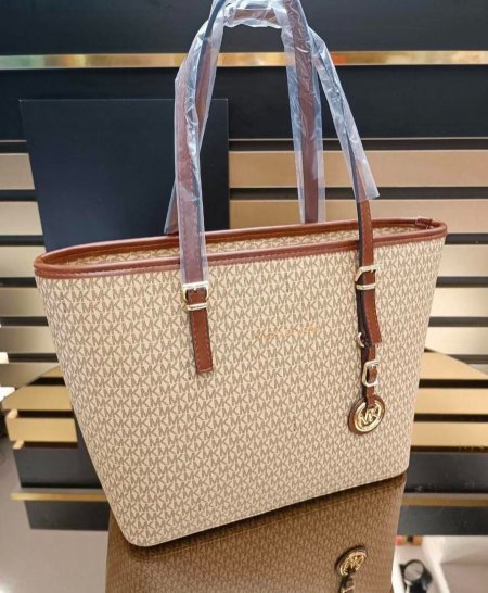 MICHEAL KORS <br> <span class='text-color-warm'>سيتوفر قريباً</span>