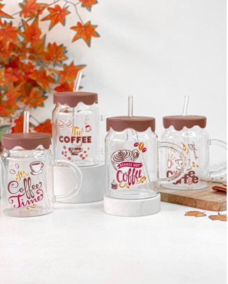 كاسة شفاف مع قشة