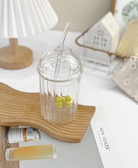 كاسة شفاف مع قشه