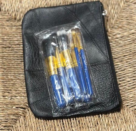 فراشي مكياج مع شنتة