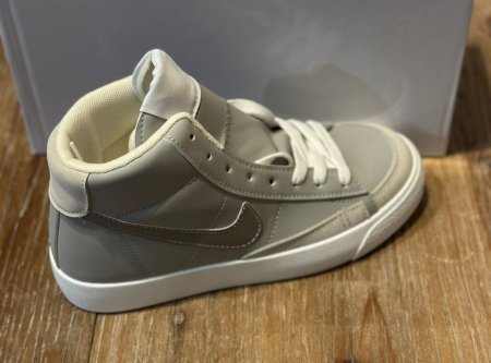 NIKE للصبايا ساق عالي رمادي