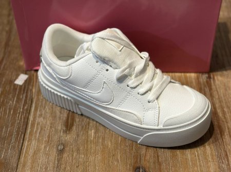 نايك للصبايا