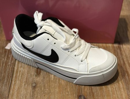 نايك للصبايا