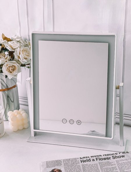 مراة مع اضاءة حجم وسط