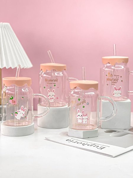 مج شفاف مع قشه