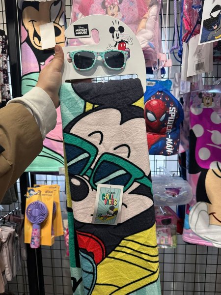 منشفة سباحة مع نضارة ميكي ماوس