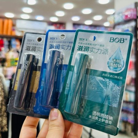 مرطب الشفاه للصبايا والشباب بدون لون