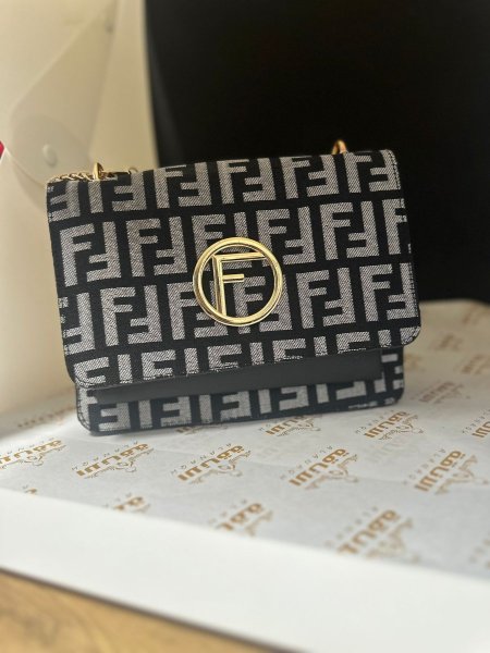 FENDI <br> <span class='text-color-warm'>سيتوفر قريباً</span>