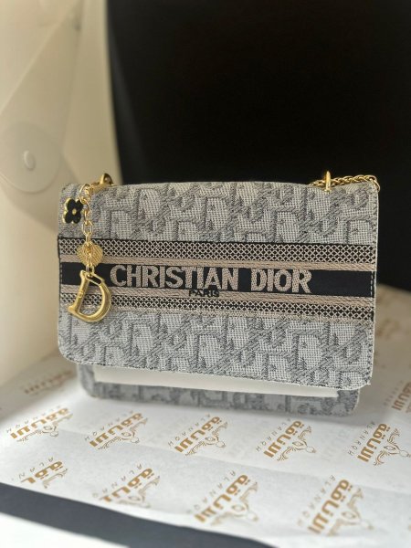 DIOR <br> <span class='text-color-warm'>سيتوفر قريباً</span>