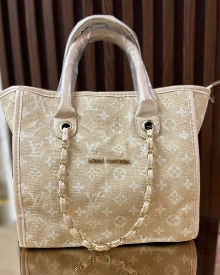 LOUIS VUITTON  <br> <span class='text-color-warm'>سيتوفر قريباً</span>