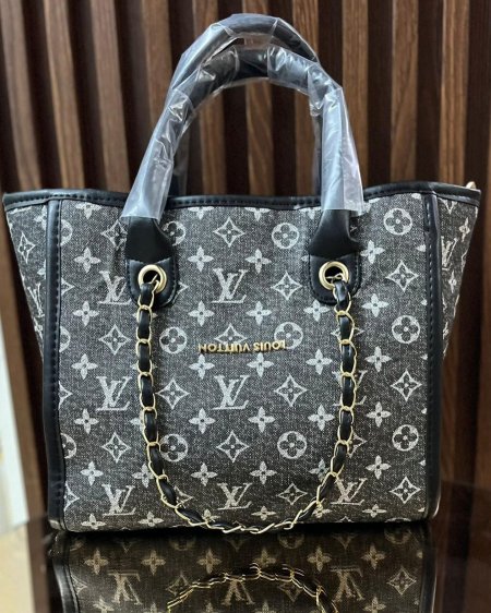 LOUIS VUITTON  <br> <span class='text-color-warm'>سيتوفر قريباً</span>