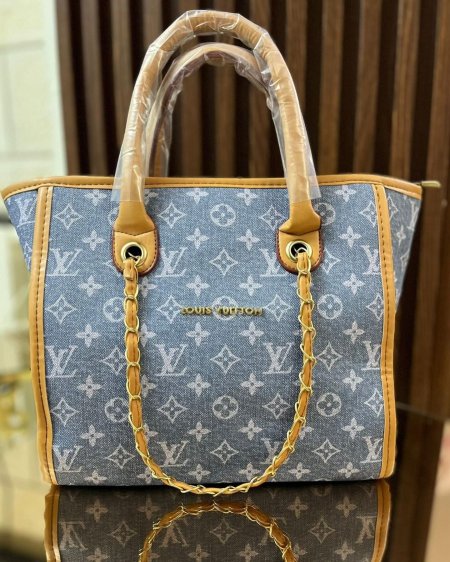 LOUIS VUITTON  <br> <span class='text-color-warm'>سيتوفر قريباً</span>