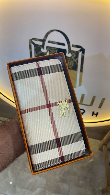 BURBERRY <br> <span class='text-color-warm'>سيتوفر قريباً</span>