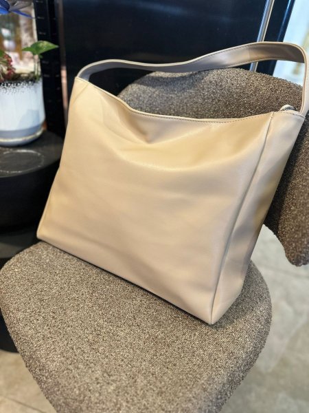 جزدان جلد حجم كبير بيج غامق <br> <span class='text-color-warm'>سيتوفر قريباً</span>