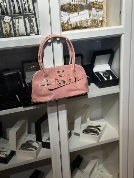 Miu miu حجم وسط <br> <span class='text-color-warm'>سيتوفر قريباً</span>