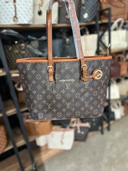 LOUIS VITTON حجم كبير <br> <span class='text-color-warm'>سيتوفر قريباً</span>