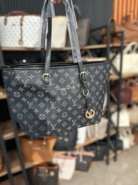 LOUIS VITTON حجم كبير <br> <span class='text-color-warm'>سيتوفر قريباً</span>