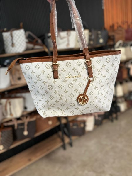 LOUIS VITTON حجم كبير <br> <span class='text-color-warm'>سيتوفر قريباً</span>