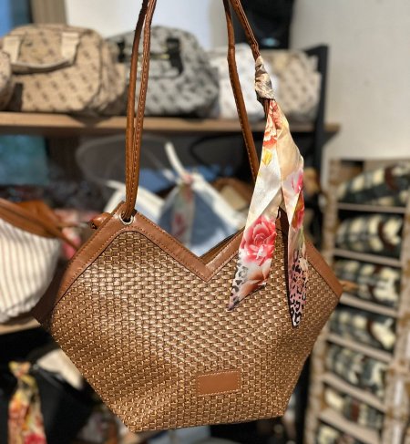 جزدان وسط <br> <span class='text-color-warm'>سيتوفر قريباً</span>