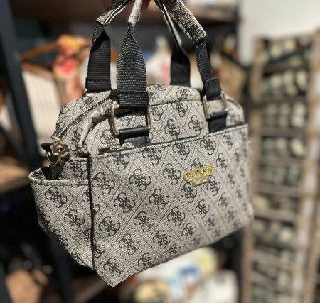 GUESS وسط <br> <span class='text-color-warm'>سيتوفر قريباً</span>