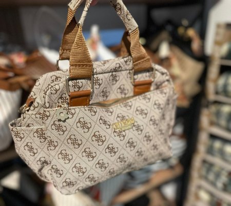 GUESS وسط <br> <span class='text-color-warm'>سيتوفر قريباً</span>