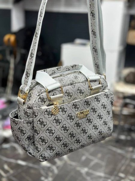 GUESS وسط <br> <span class='text-color-warm'>سيتوفر قريباً</span>