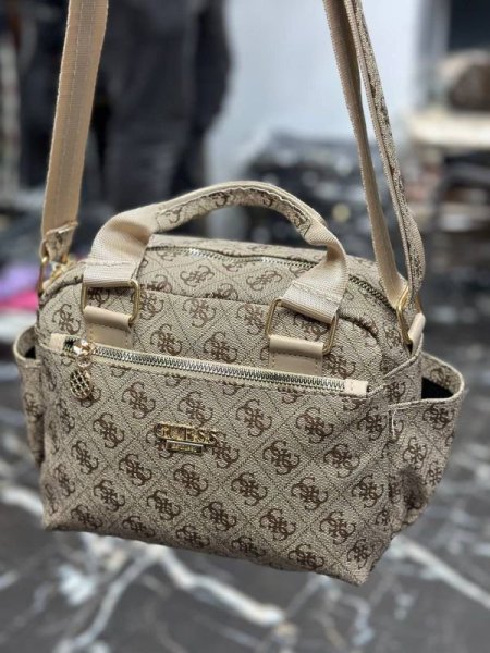 GUESS وسط <br> <span class='text-color-warm'>سيتوفر قريباً</span>