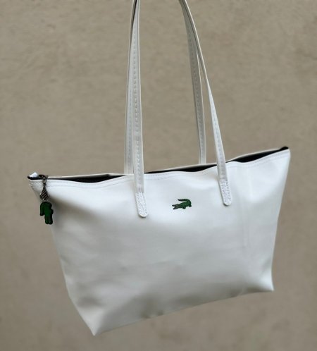 لاكوست جلد ابيض