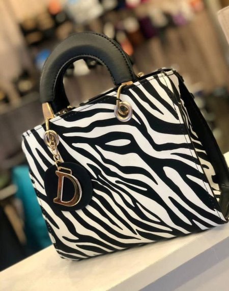 DIOR وسط <br> <span class='text-color-warm'>سيتوفر قريباً</span>