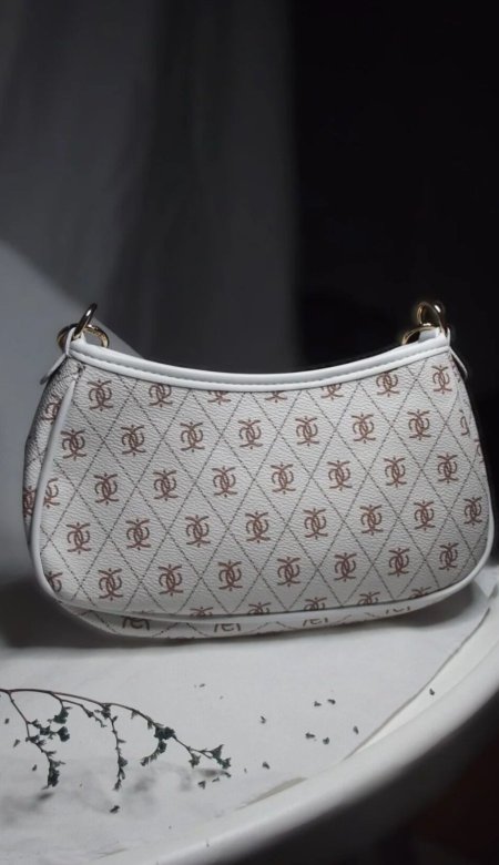 GUESS  وسط <br> <span class='text-color-warm'>سيتوفر قريباً</span>