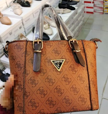 GUESS وسط <br> <span class='text-color-warm'>سيتوفر قريباً</span>