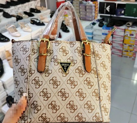 GUESS وسط <br> <span class='text-color-warm'>سيتوفر قريباً</span>