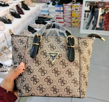 GUESS وسط <br> <span class='text-color-warm'>سيتوفر قريباً</span>