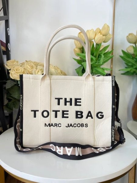 THE TOTE BAG  <br> <span class='text-color-warm'>سيتوفر قريباً</span>