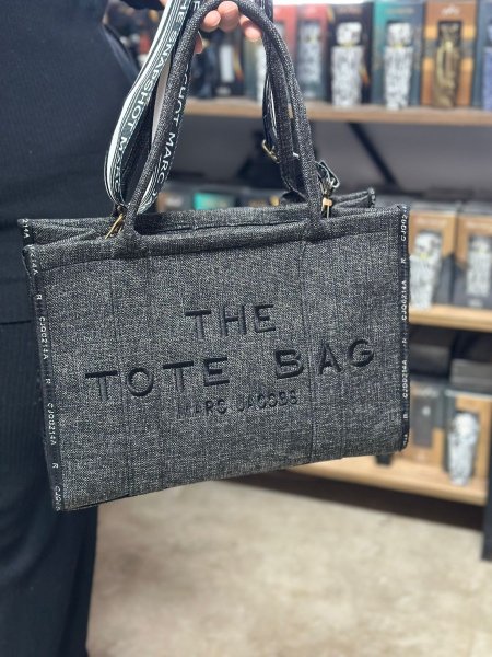 THE TOTE BAG <br> <span class='text-color-warm'>سيتوفر قريباً</span>