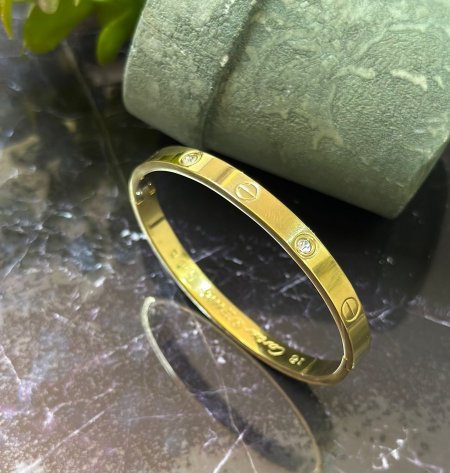 اسوارة كاريكتر