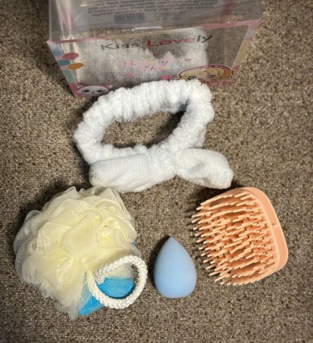 بكج 4 قطع باندانة فرشاة شعر بيوتي بلندر وليفة جسم <br> <span class='text-color-warm'>سيتوفر قريباً</span>