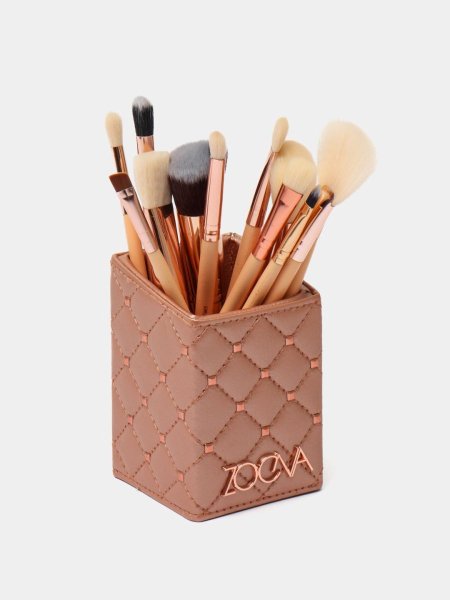 علبة مع فراشي مكياج