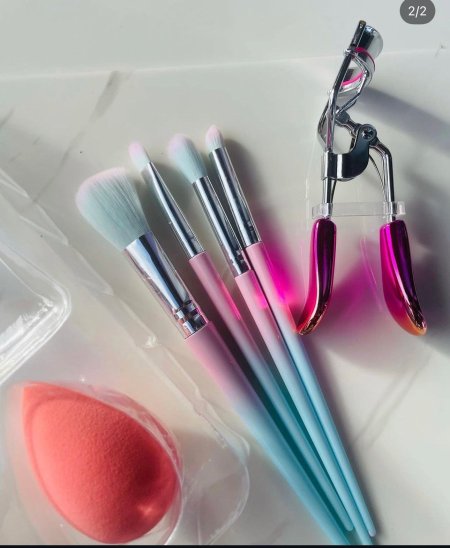 بكج فراشي مكياج مع بيوتي بلندر وقلابة رموش